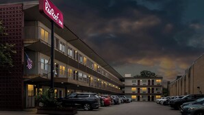 Front of property - evening/night - Red Roof Inn York Downtown (York)