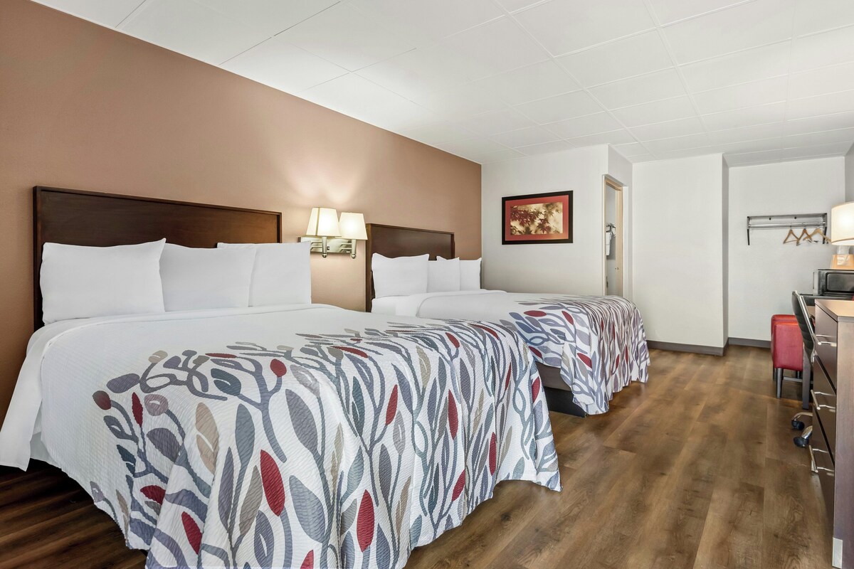 Deluxe Room, 2 Queen Beds, Non Smoking | Desk, cribs (free), rollaway beds (surcharge), WiFi (free)