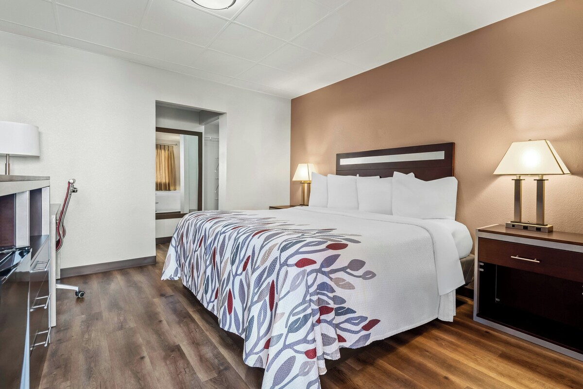 Deluxe Room, 1 Queen Bed, Non Smoking | Desk, cribs (free), rollaway beds (surcharge), WiFi (free)