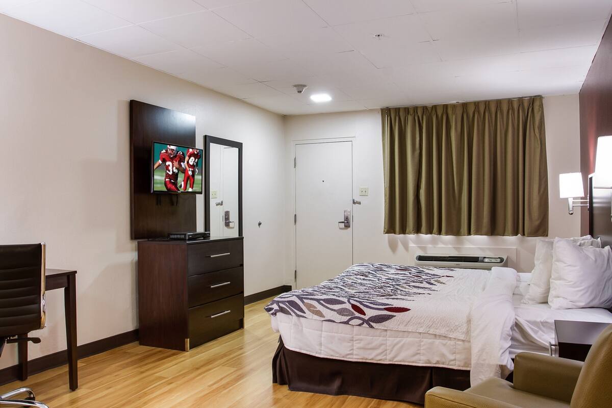 Deluxe Room, 1 Queen Bed, Non Smoking | Desk, cribs (free), rollaway beds (surcharge), WiFi (free)