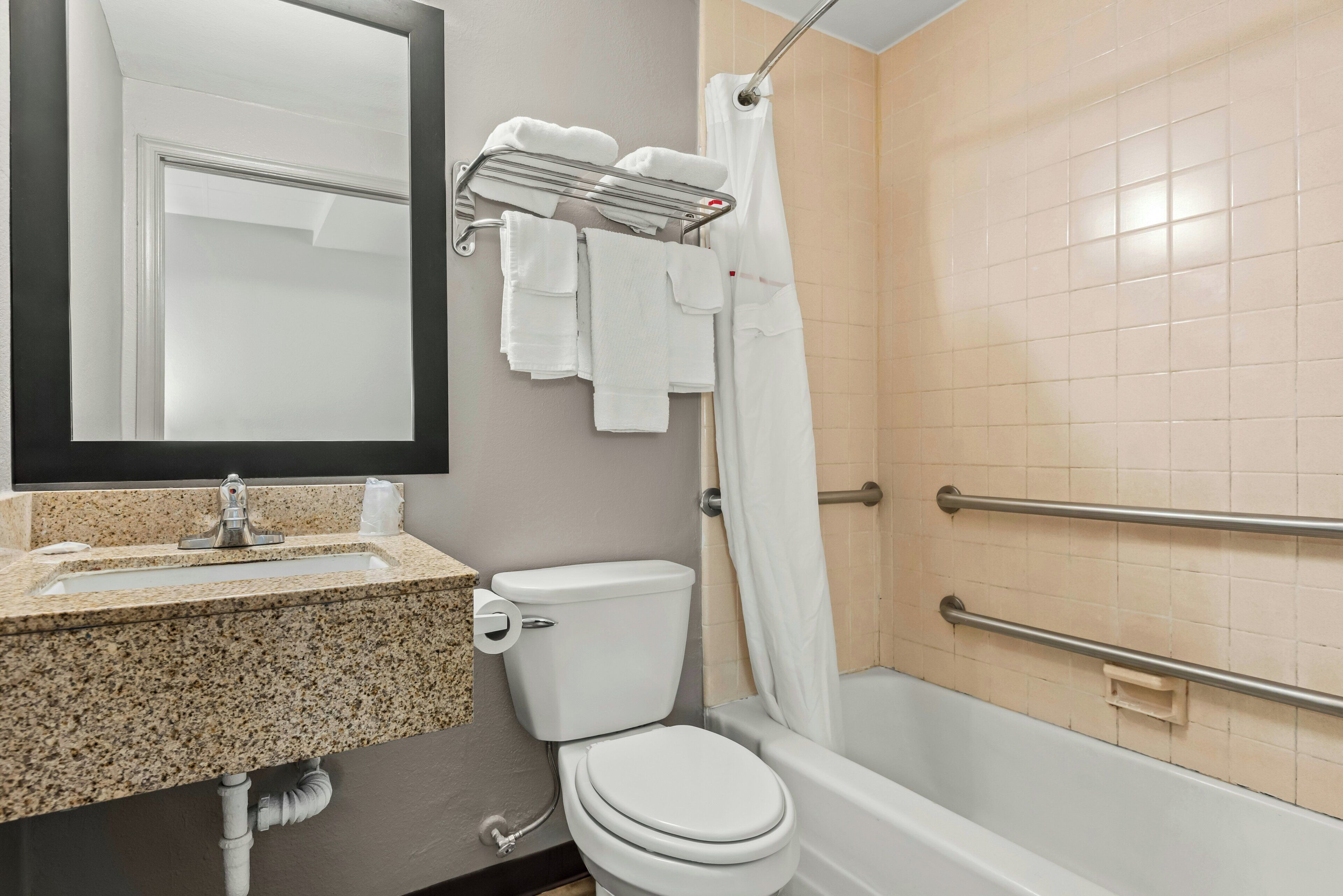 Deluxe Room, 2 Queen Beds, Accessible, Non Smoking | Bathroom | Towels