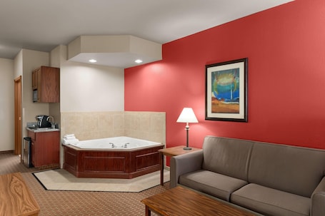 Deluxe-Studiosuite, 1 King-Bett, Nichtraucher | Whirlwanne. Baymont Inn and Suites by Wyndham Sturgis