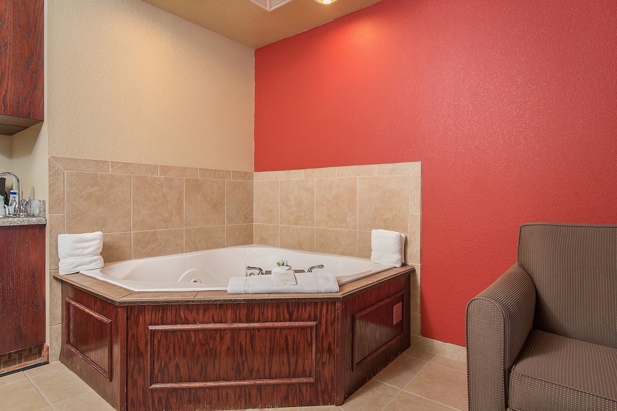 deluxe studio suite, 1 king bed, non smoking | jetted bathtub