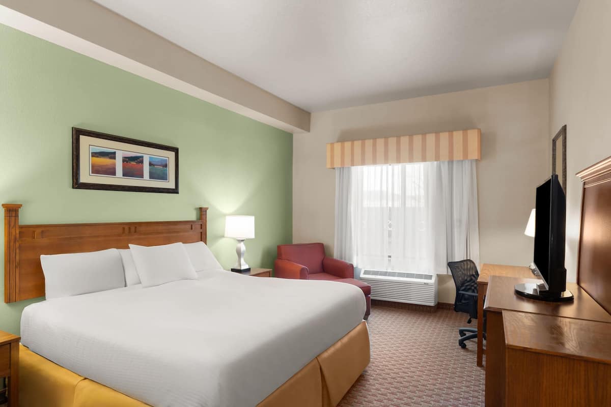 Room, 1 King Bed, Accessible, Non Smoking | Desk, blackout curtains, iron/ironing board, free cots/infant beds