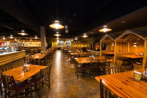 3 restaurantes; se sirve almuerzo y cena