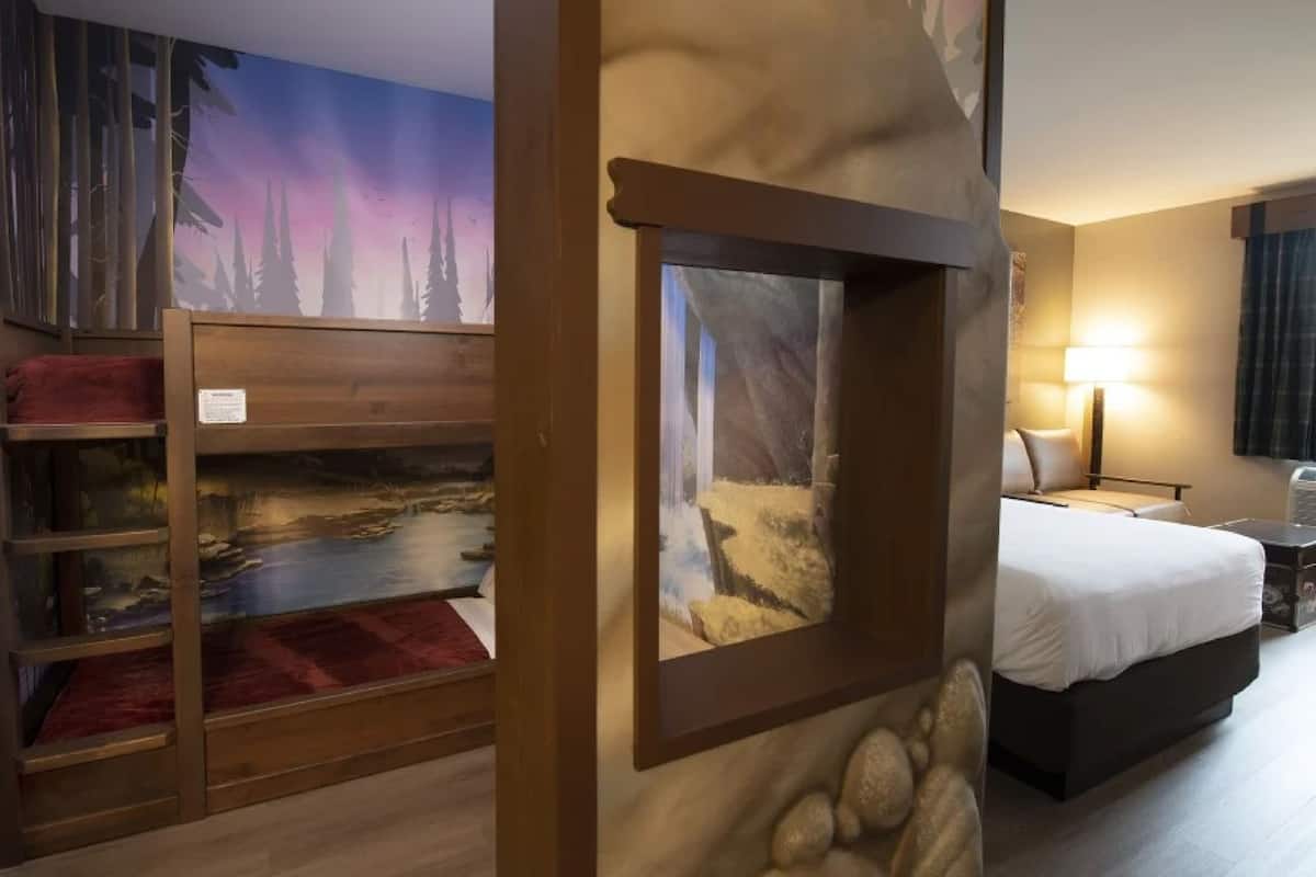 Wolf Den Suite - Water Park Included | In-room safe, laptop workspace, free cribs/infant beds, Internet