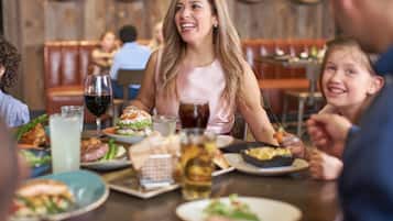 3 restaurants; lunch and dinner served