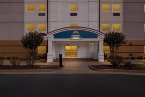 Un edificio con un letrero que dice 'Suburban Studios' sobre la entrada.