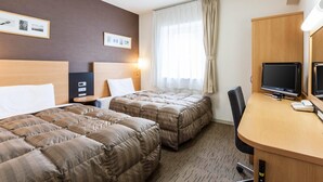 A hotel room with two beds, a desk with a computer, a TV, and a lamp. - Comfort Hotel Kitami (Kitami)