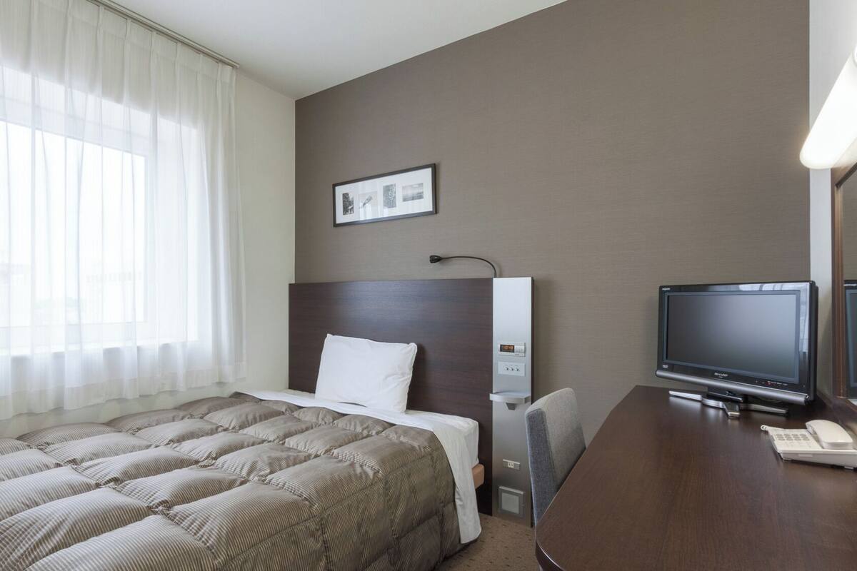 Ropa de cama de alta calidad, escritorio y sistema de insonorización 
