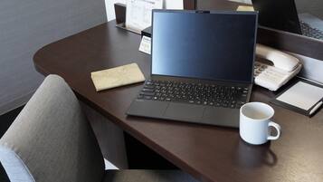 Ropa de cama de alta calidad, escritorio, insonorización y wifi gratis