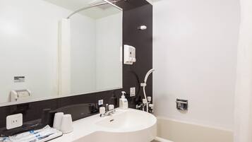 Máy sấy tóc, dép đi trong nhà, bồn cầu với vòi rửa điện, khăn tắm