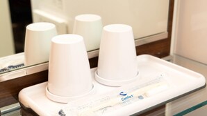 Una bandeja con dos tazas blancas y un paquete etiquetado 