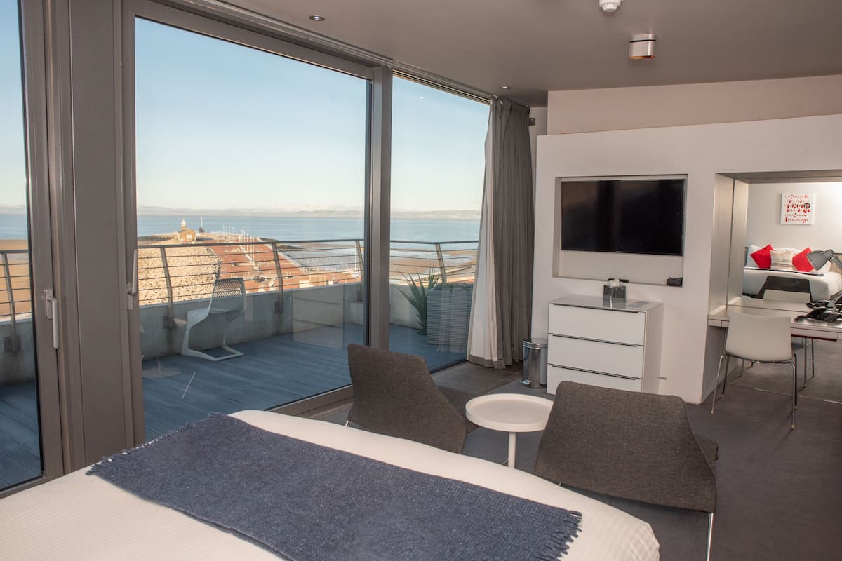 feature double room with balcony | 1 bedroom, in-room safe, individually decorated, individually furnished