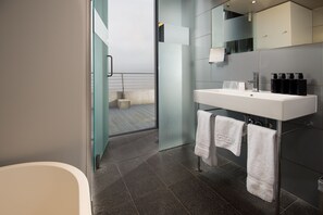 Feature Double Room with Balcony | Salle de bain | Articles de toilette (gratuits), séchoir à cheveux, serviettes fournies