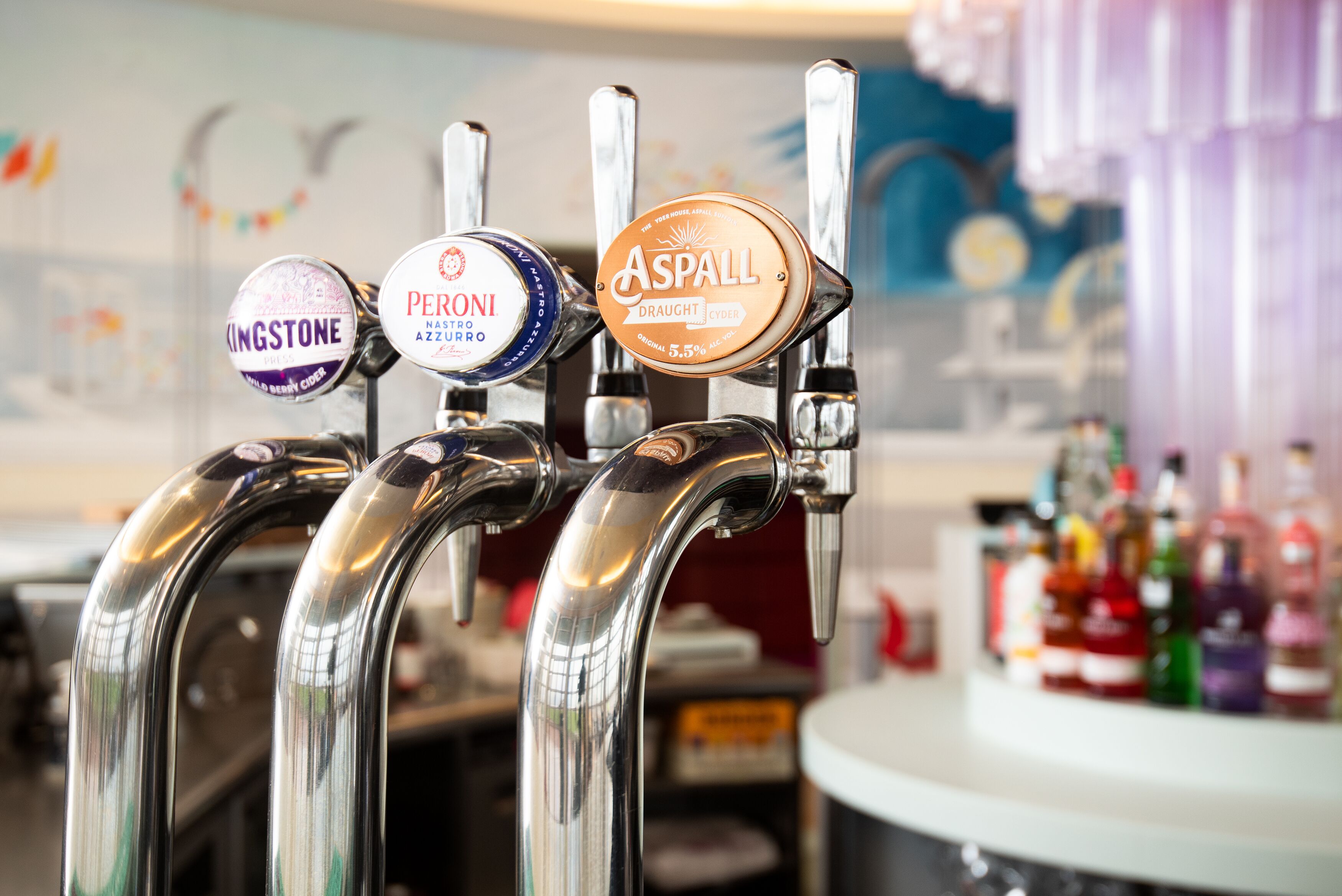 Eine Bar mit mehreren Zapfhähnen, beschriftet mit verschiedenen Biersorten.