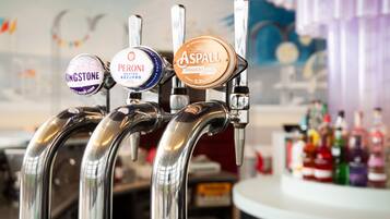 Eine Bar mit mehreren Zapfhähnen, beschriftet mit verschiedenen Biersorten.