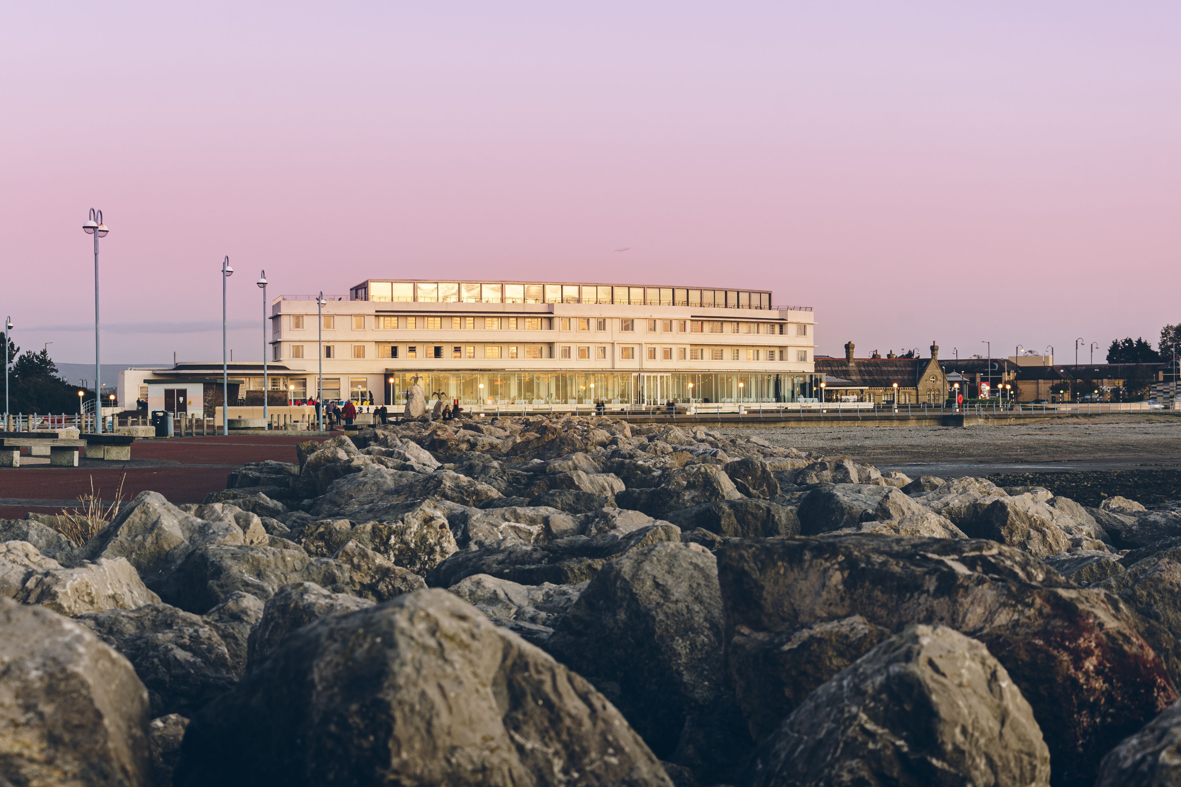 Un bâtiment moderne à plusieurs étages, doté de grandes fenêtres et d’un toit plat.