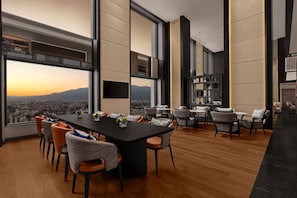 2 Bars/Lounges, Poolbar