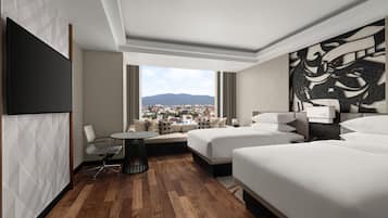 Suíte real, 2 quartos | Frigobar, cofres nos quartos, escrivaninha