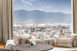 Minibar, Zimmersafe, Schreibtisch, laptopgeeigneter Arbeitsplatz