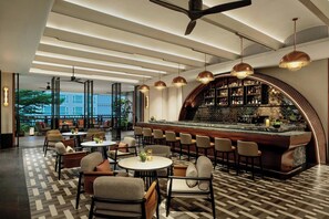 2 bares/lounges, bar ao lado da piscina