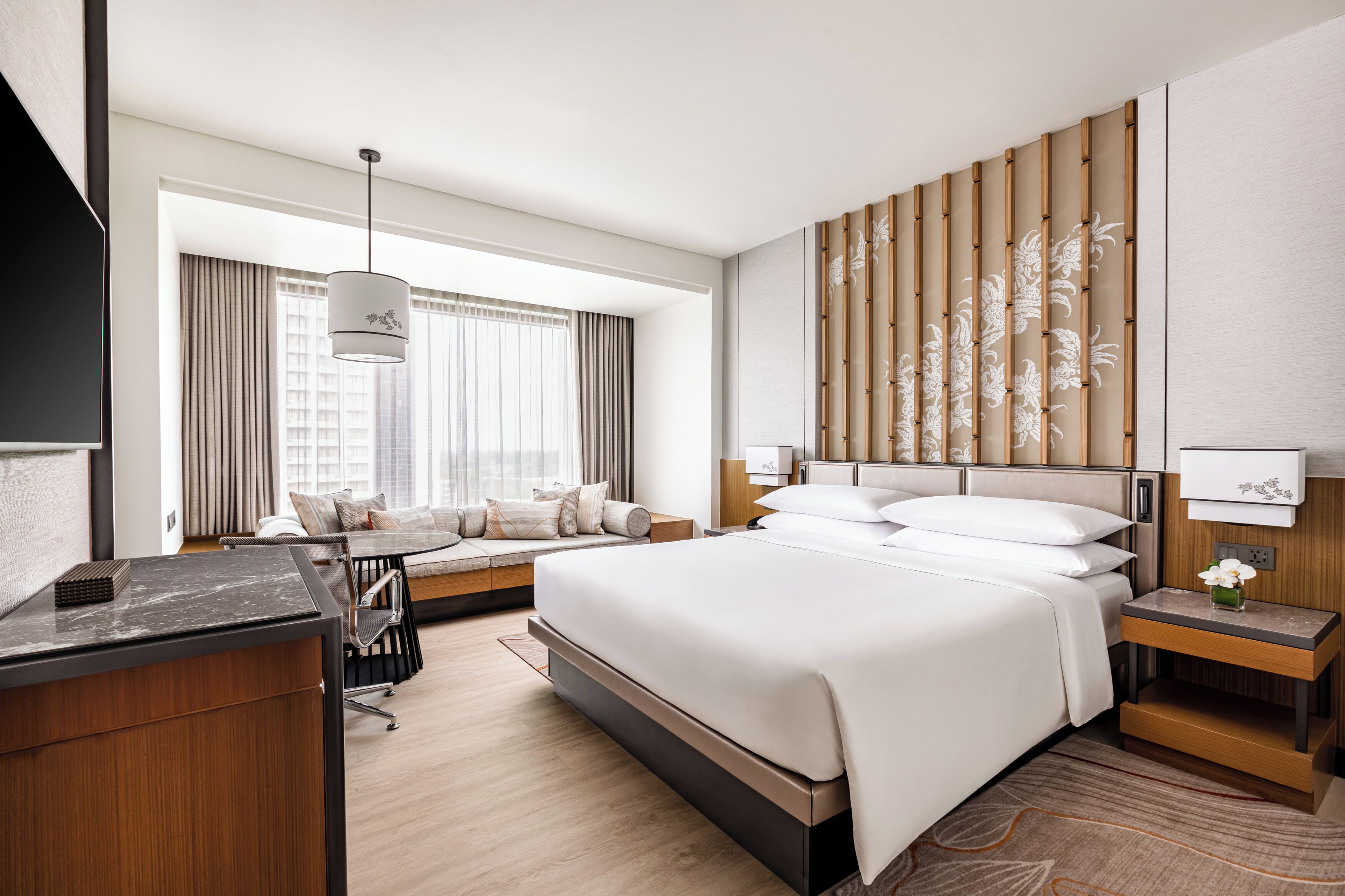 Kamar Deluks, 1 Tempat Tidur King | Minibar, brankas, meja kerja, dan ruang kerja ramah laptop