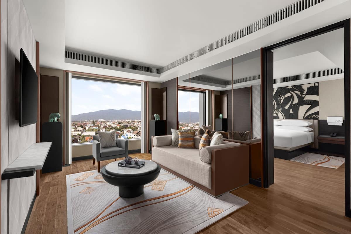 Club Suite, 1 Bedroom | Living area