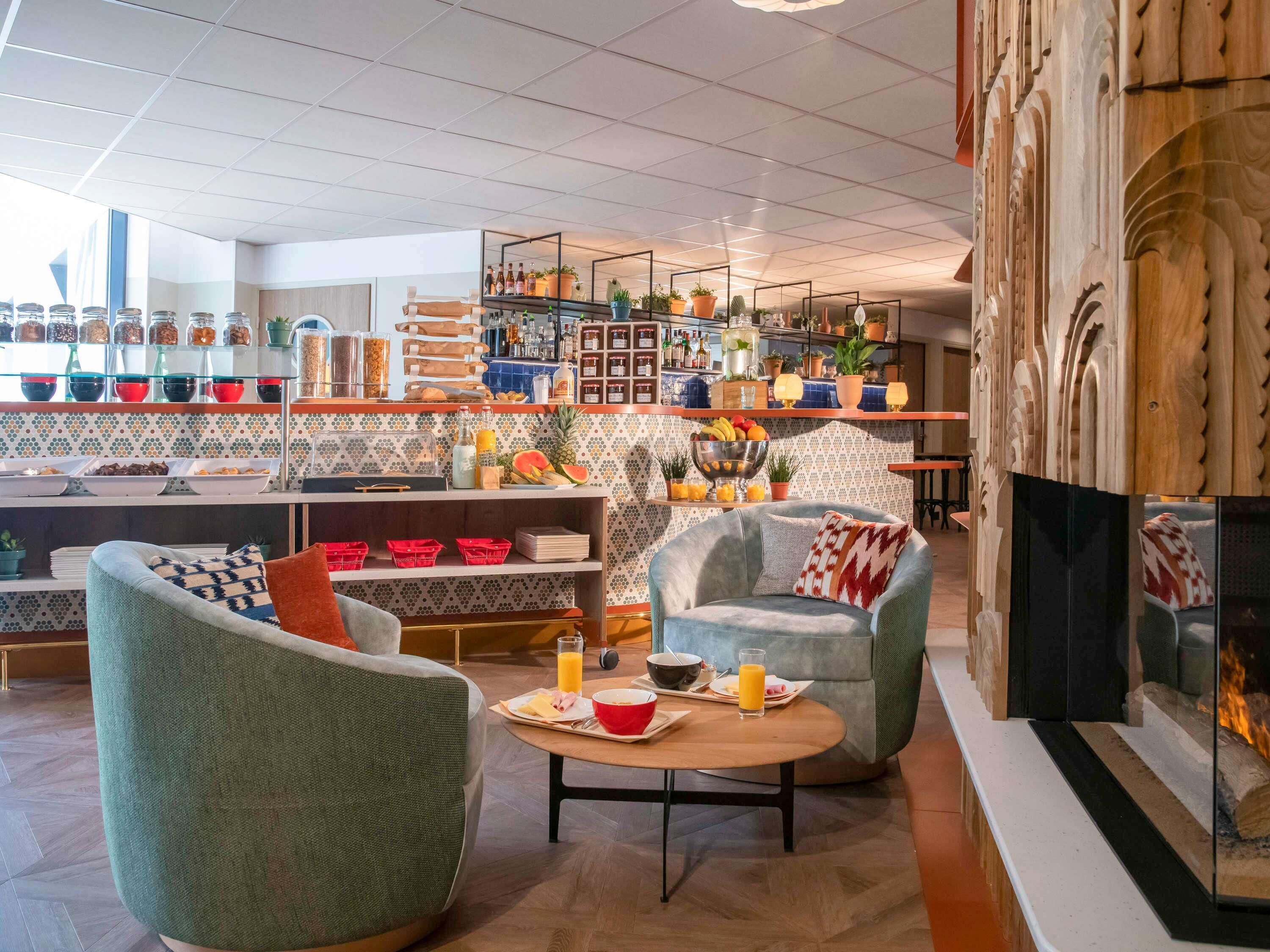 En modern inredning med matplats, bar och sittgrupp.