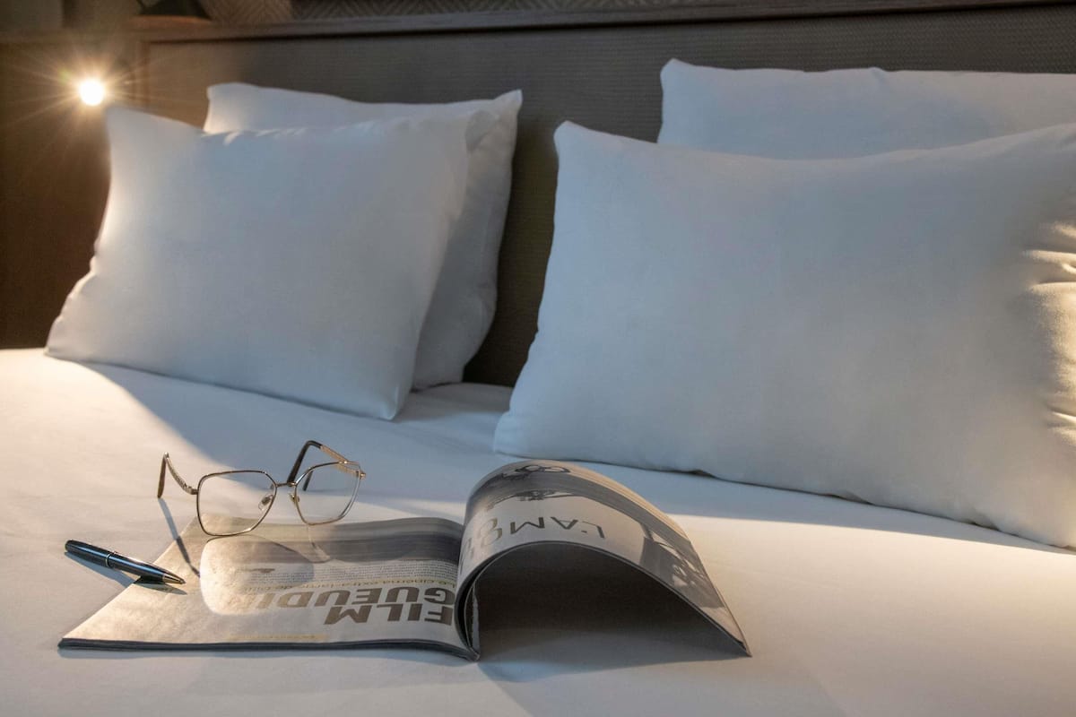 Suite superior, varias camas | Ropa de cama de alta calidad y minibar