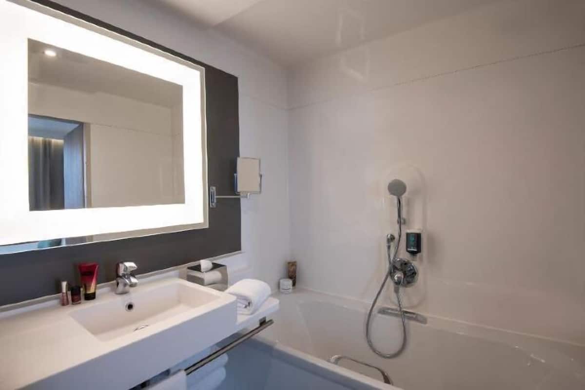 Baño | Tina y regadera independientes y amenidades de baño ecológicas