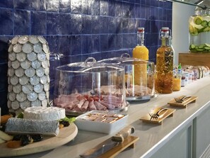 Daily buffet breakfast for a fee