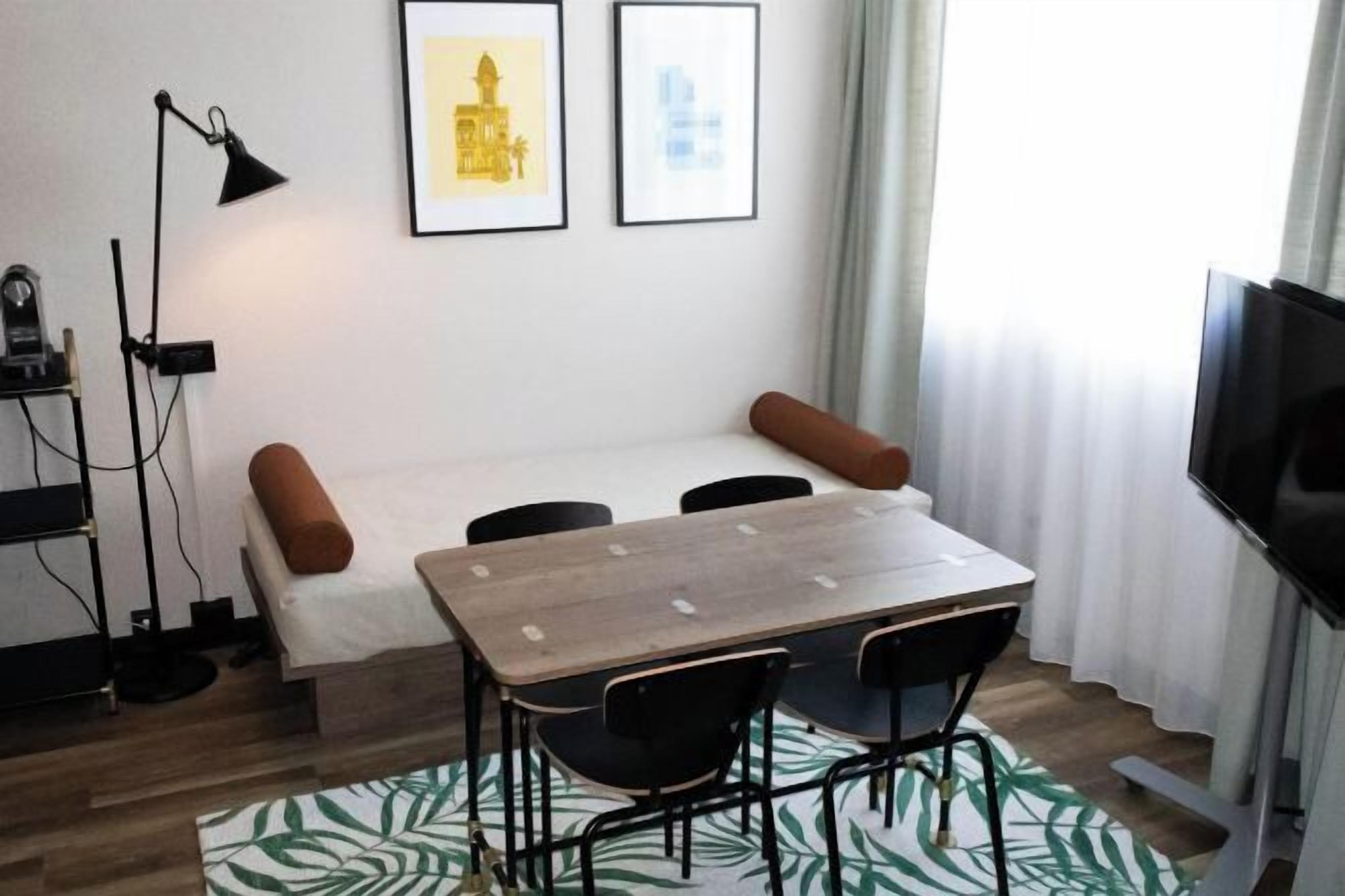 Ropa de cama de alta calidad y minibar 