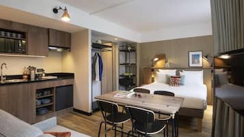 Studio, 1 tweepersoonsbed, kitchenette | Luxe beddengoed, een minibar, een kluis op de kamer, een bureau