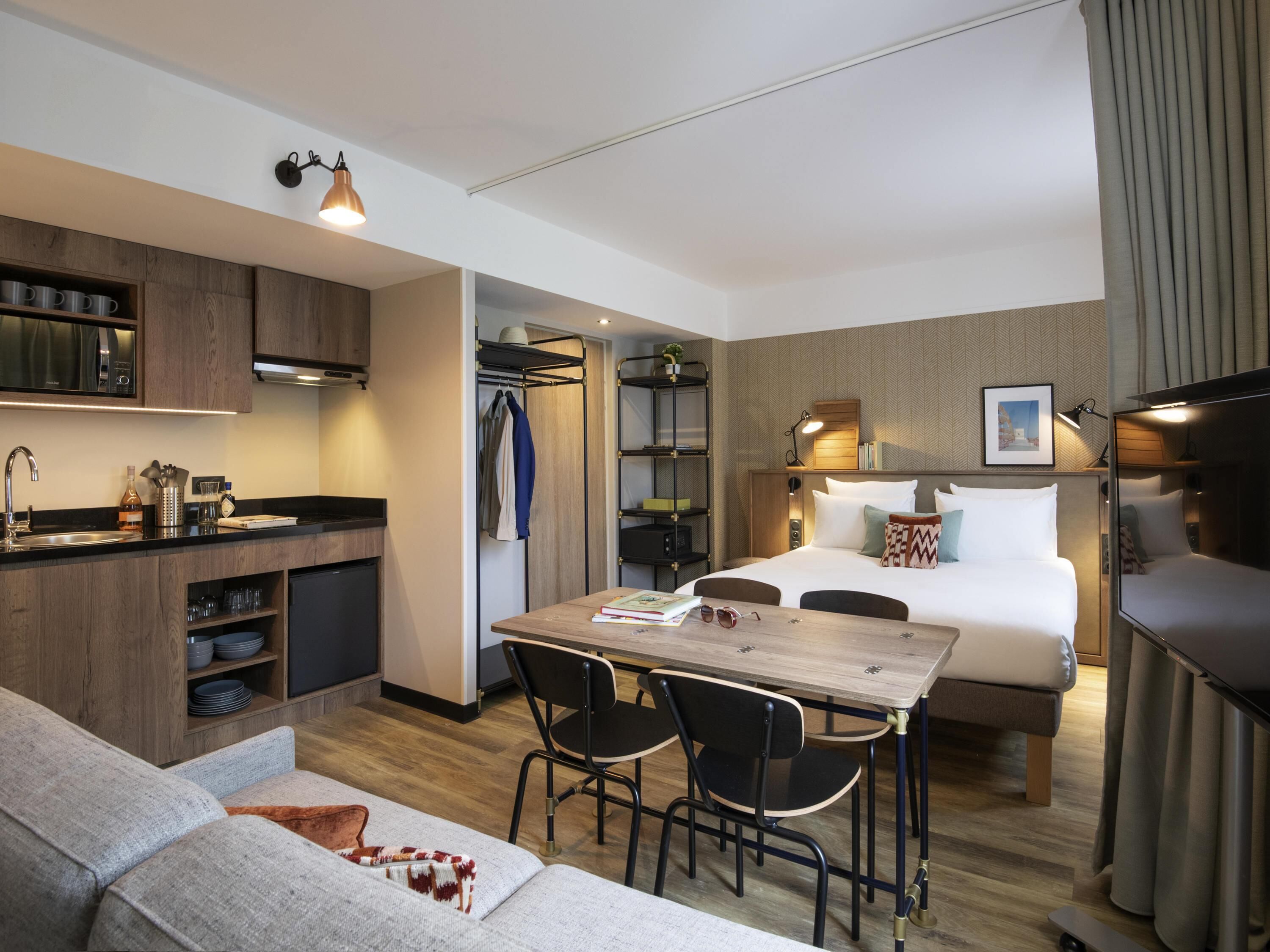 Studio, 1 Double Bed, Kitchenette | Premium bedding, minibar, in-room safe, desk