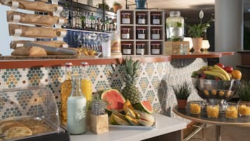 Desayuno buffet todos los días (EUR 18 por persona)