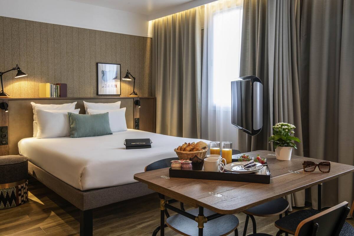 Suite superior, 1 cama matrimonial y sofá cama | Ropa de cama de alta calidad y minibar