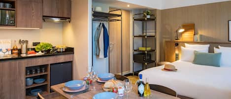 Studio, 1 Double Bed, Kitchenette | Premium bedding, minibar, in-room safe, desk