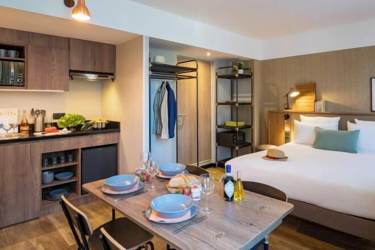 Ropa de cama de alta calidad y minibar