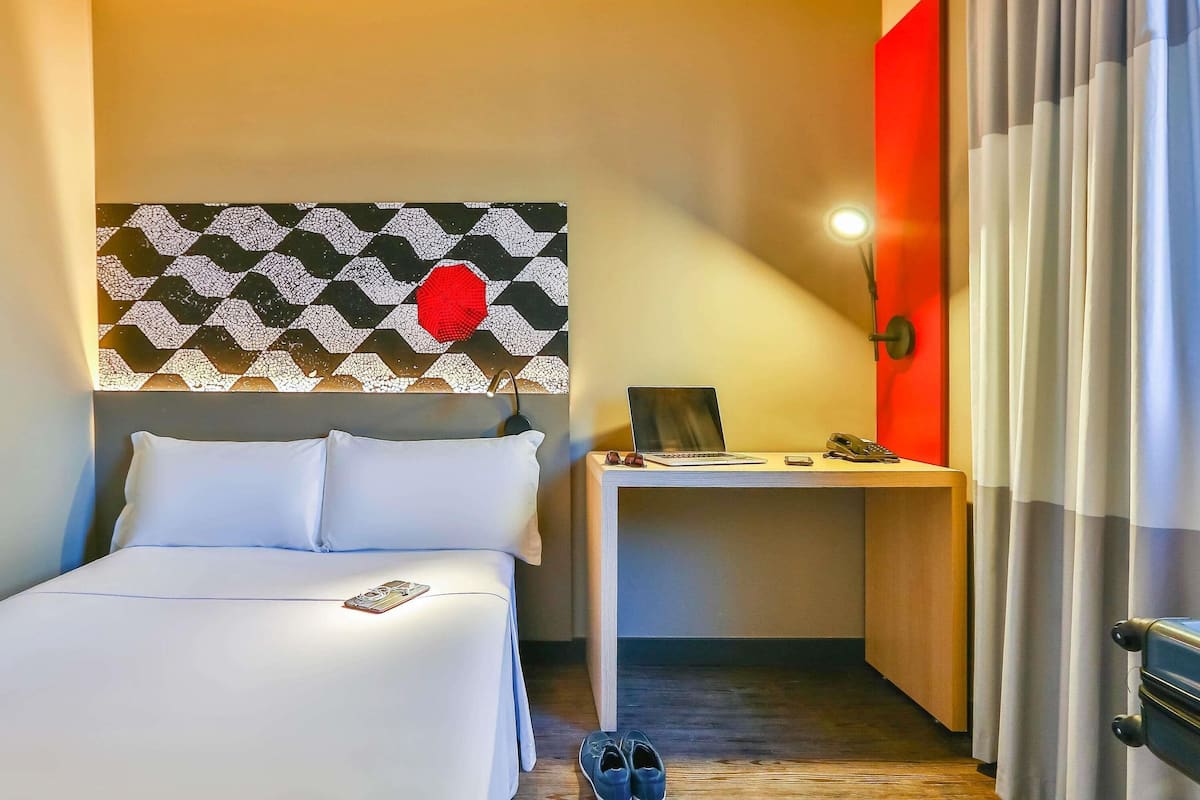 Chambre Standard, 1 lit double, accessible aux personnes à mobilité réduite (Adapted) | Coffres-forts dans les chambres, bureau, rideaux occultants