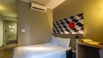 Chambre Standard, 1 lit double, accessible aux personnes à mobilité réduite (Adapted) | Coffres-forts dans les chambres, bureau, rideaux occultants
