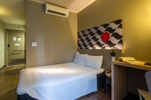 Standard Room, 1 Katil Kelamin (Double), Accessible (Adapted) | Peti besi dalam bilik, meja, langsir/tirai gelap terus, kalis bunyi 