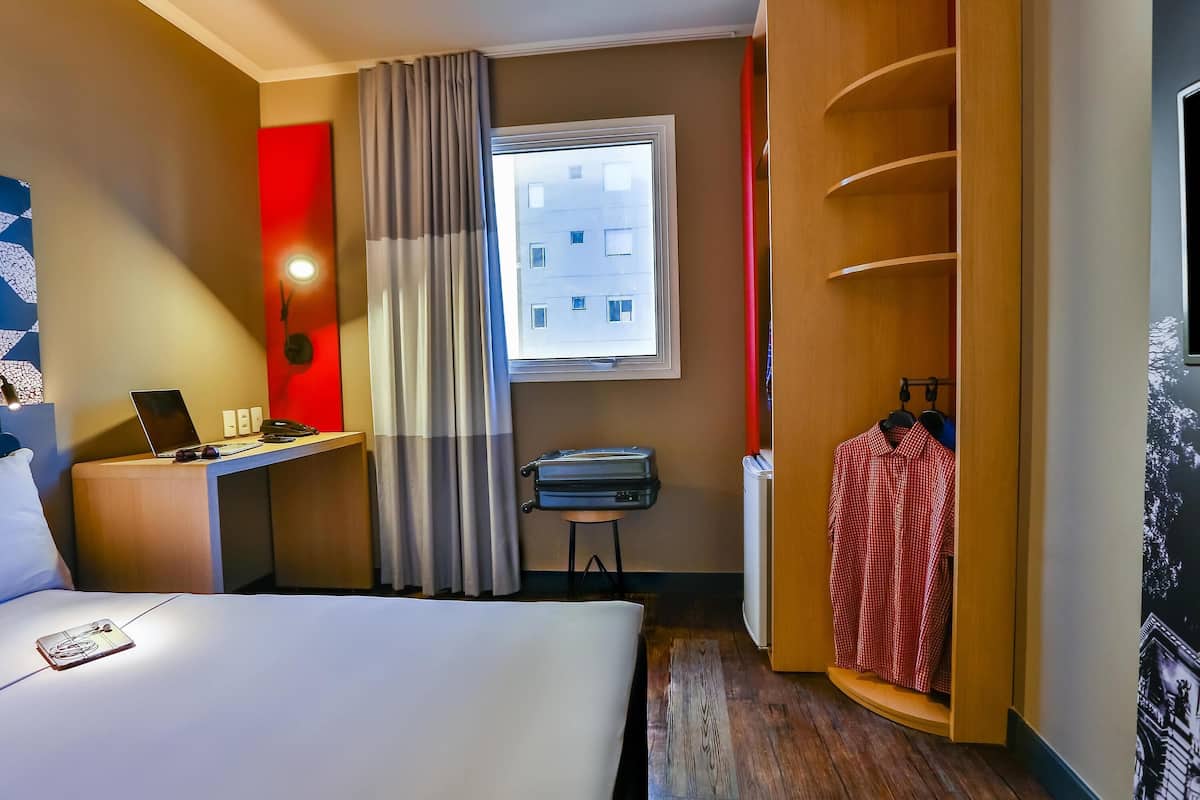 Standard Room, 1 Katil Kelamin (Double), Accessible (Adapted) | Peti besi dalam bilik, meja, langsir/tirai gelap terus, kalis bunyi