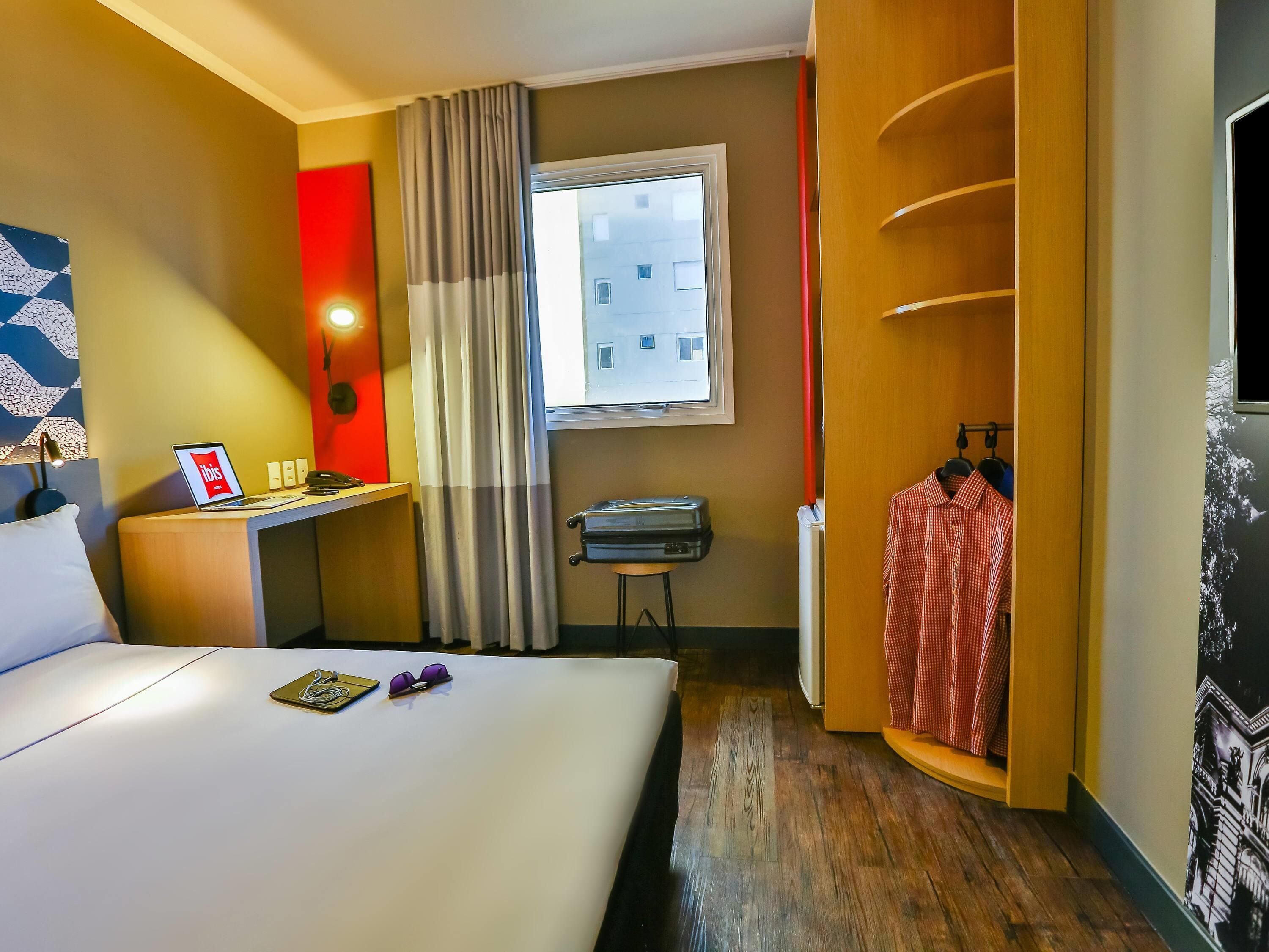 Quarto standard, 1 cama de casal, acessível (Adapted) | Cofres nos quartos, escrivaninha, cortinas blackout