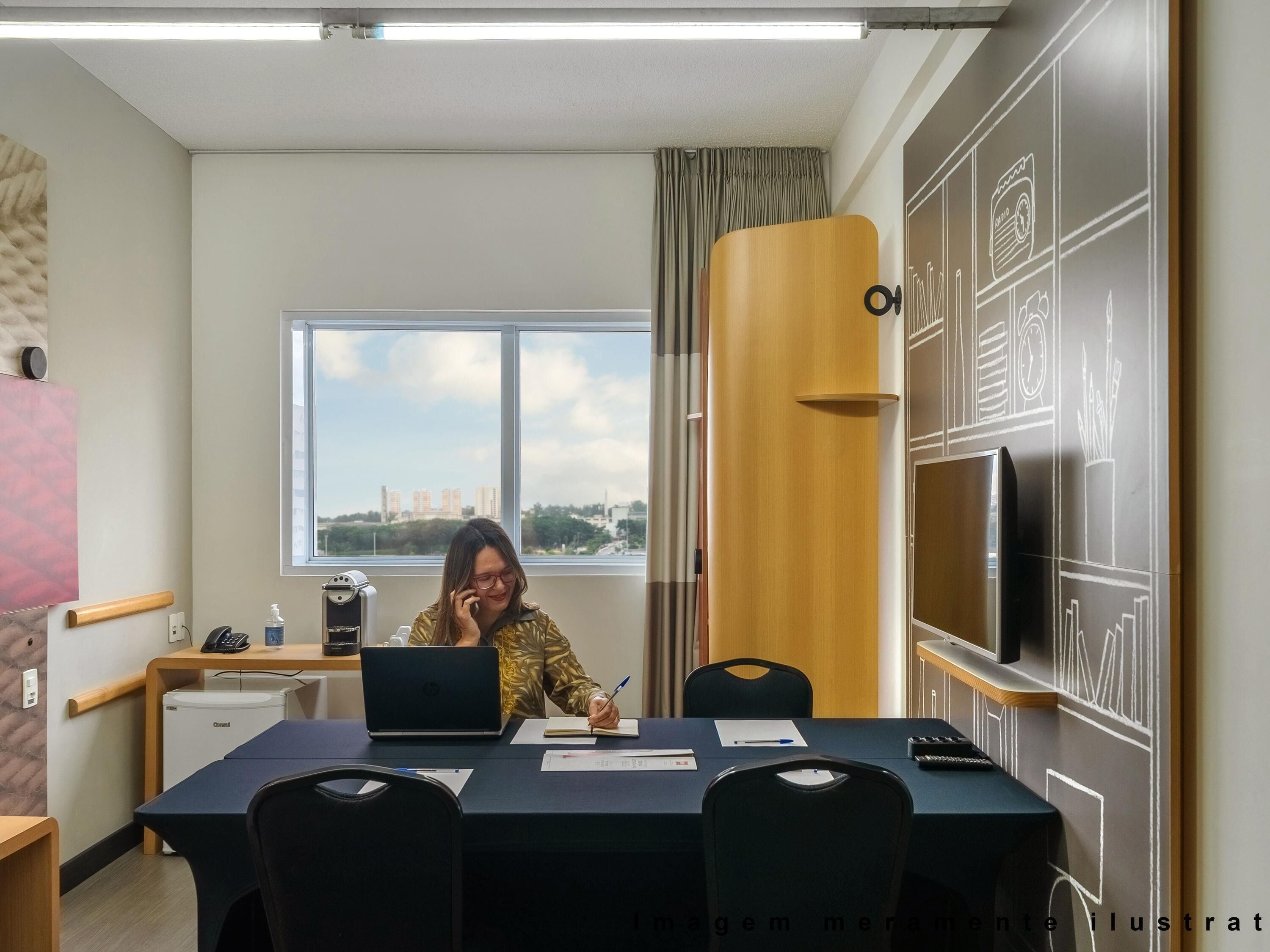 Brankas, meja kerja, tirai kedap cahaya, dan kedap suara