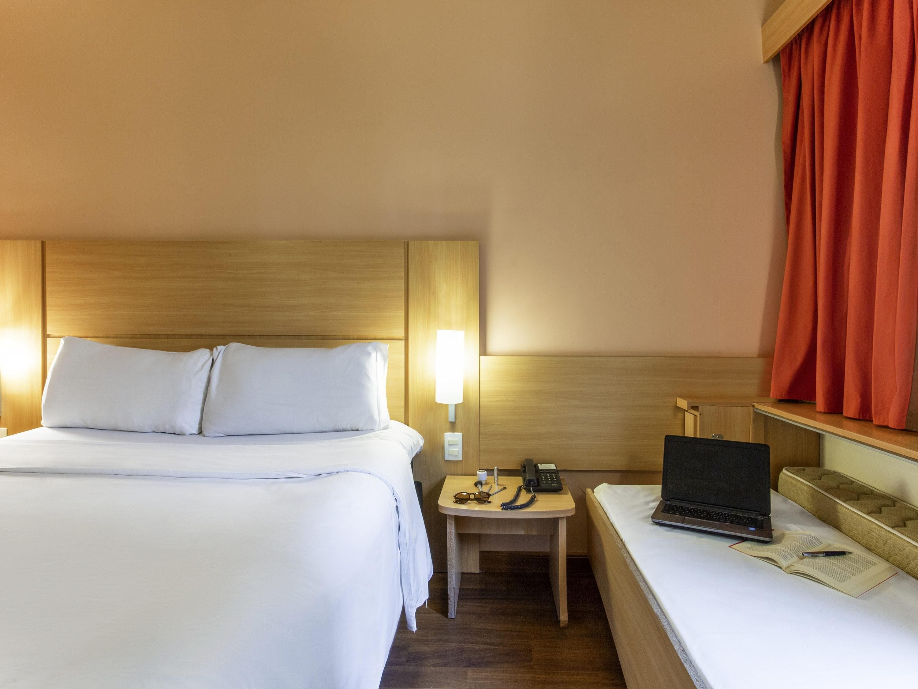 Rom – standard, flere senger | Safe på rommet, skrivebord, blendingsgardiner og lydisolert