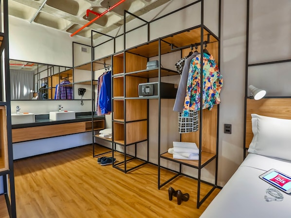 Zimmersafe, Schreibtisch, Verdunkelungsvorhänge, schallisolierte Zimmer