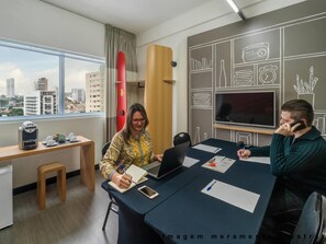 Caja de seguridad en la habitación, escritorio y cortinas blackout 