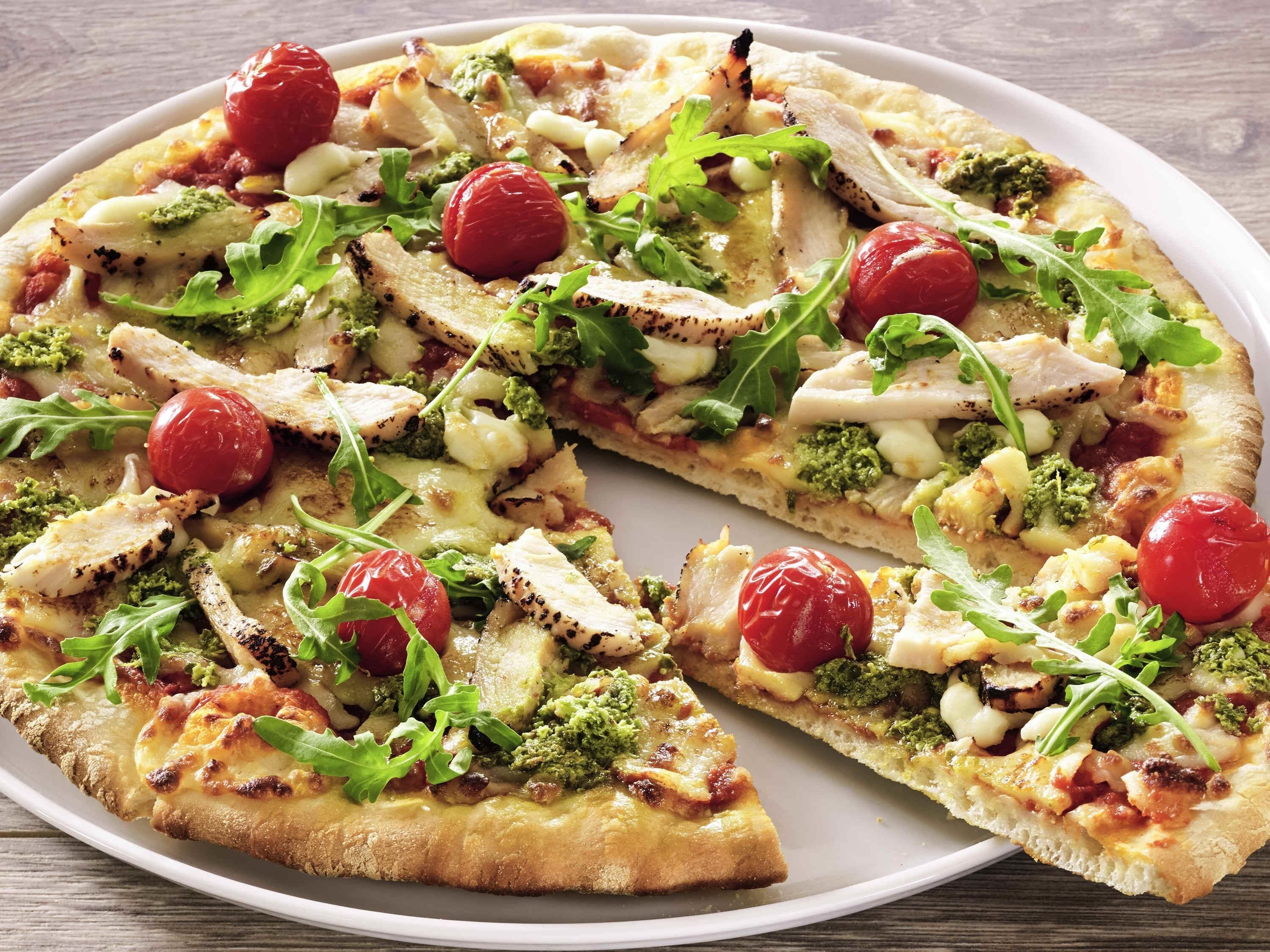 Eine Pizza mit verschiedenen Belägen.