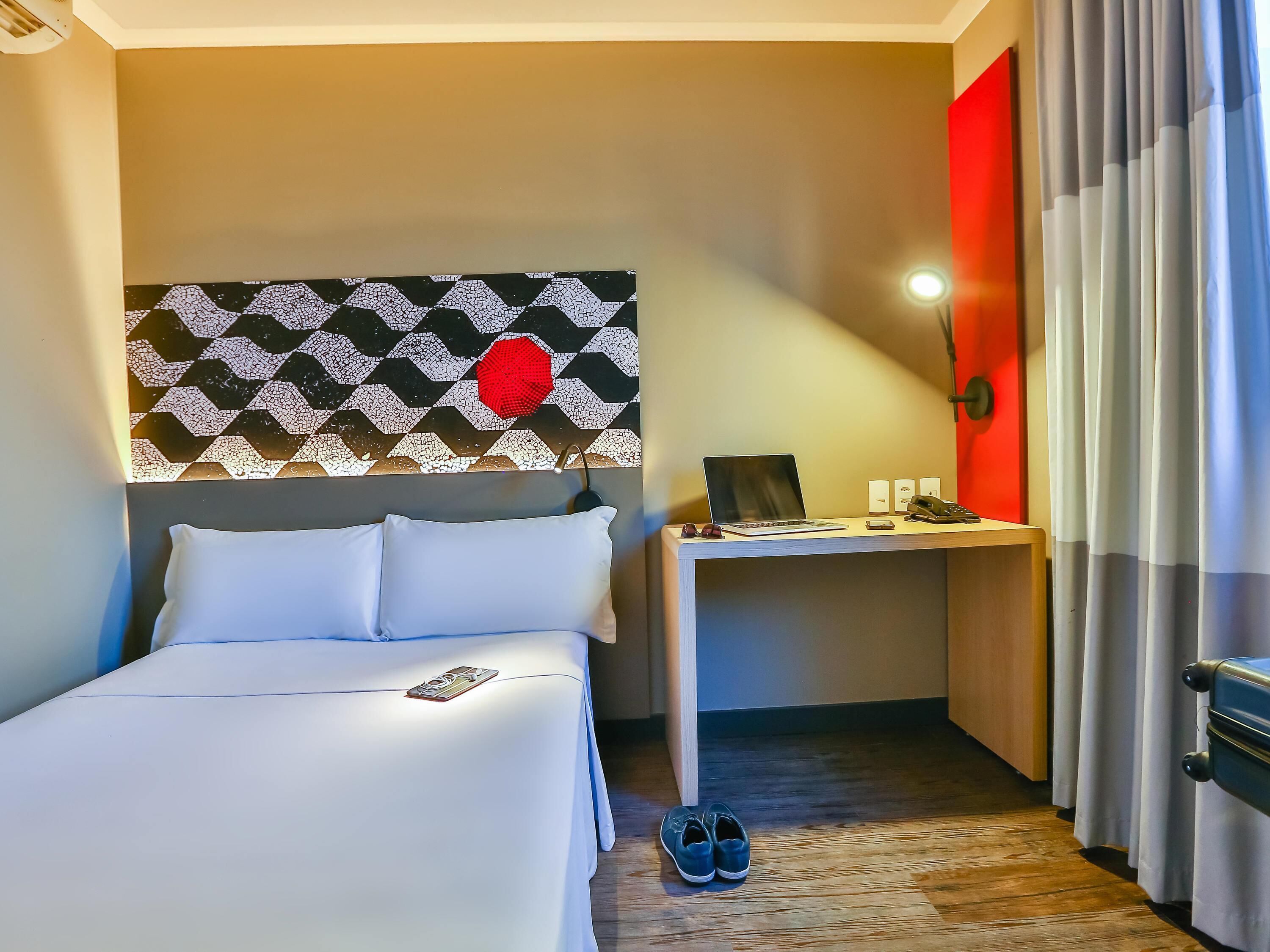 Standaard kamer, 1 tweepersoonsbed, toegankelijk voor mindervaliden (Adapted) | Een kluis op de kamer, een bureau, verduisterende gordijnen